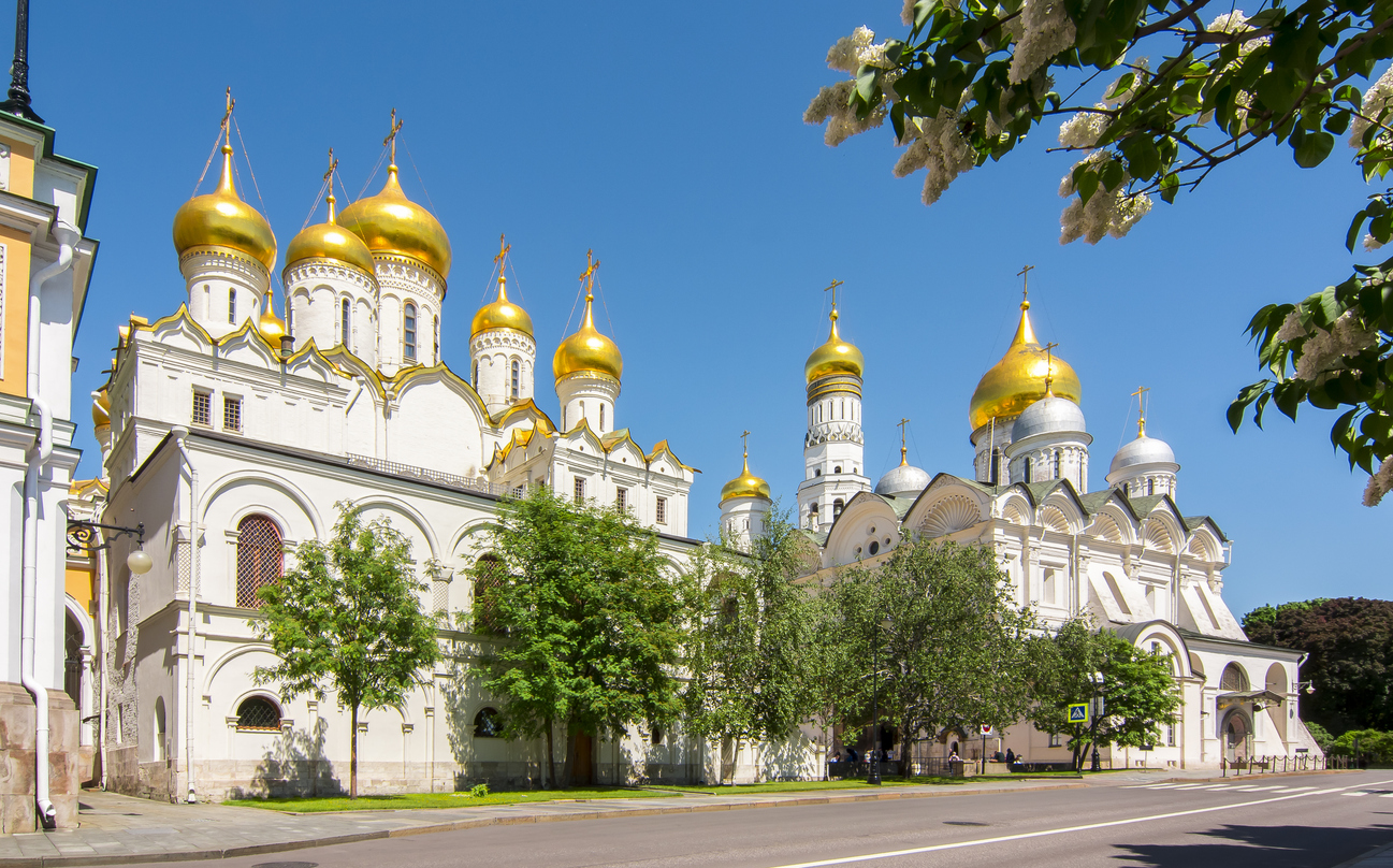 Eine historische weiße Kirche mit goldenen Kuppeln