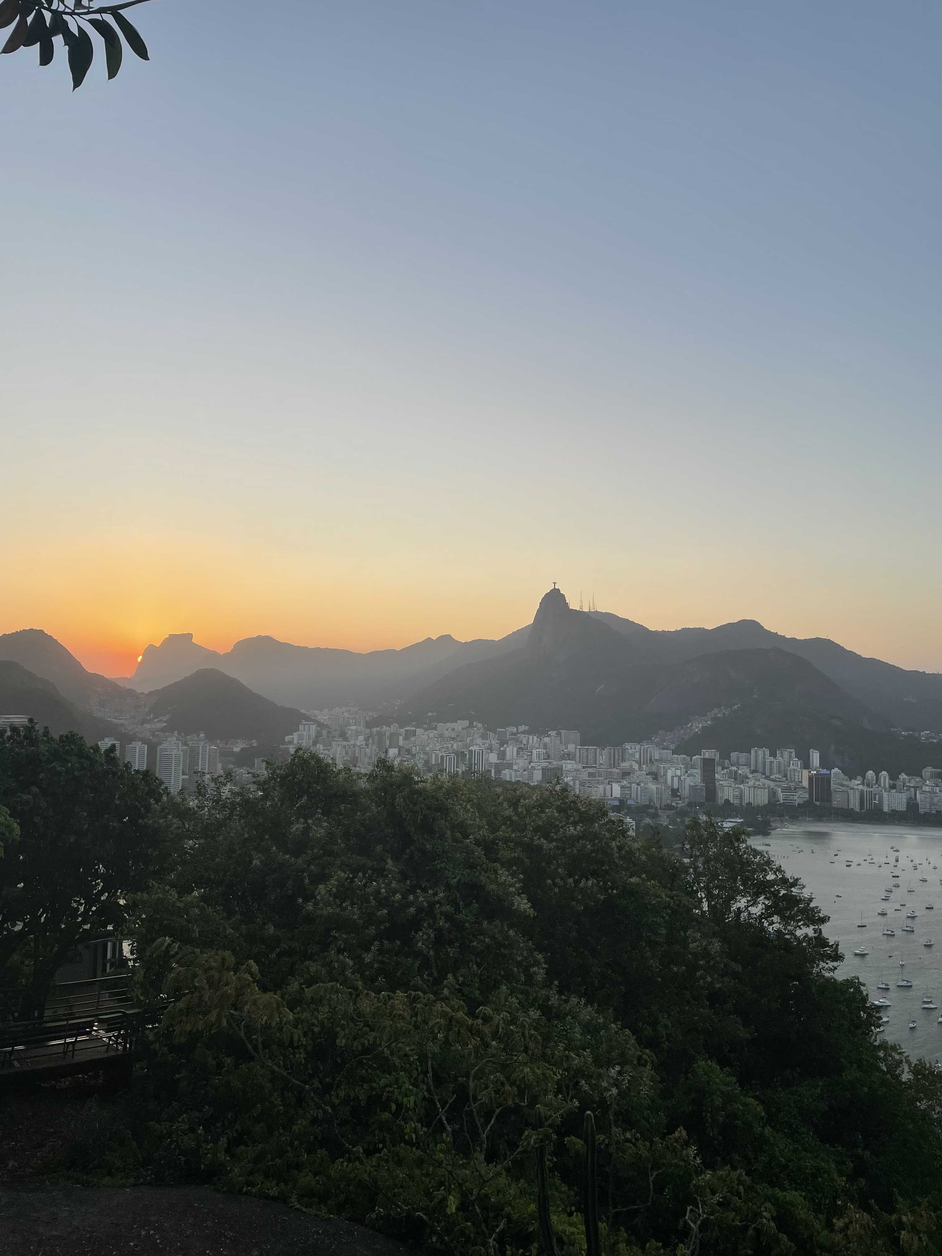 Die Aussicht auf Rio und die Christusstatue vom Berg Morro da Urca bei Sonnenuntergang