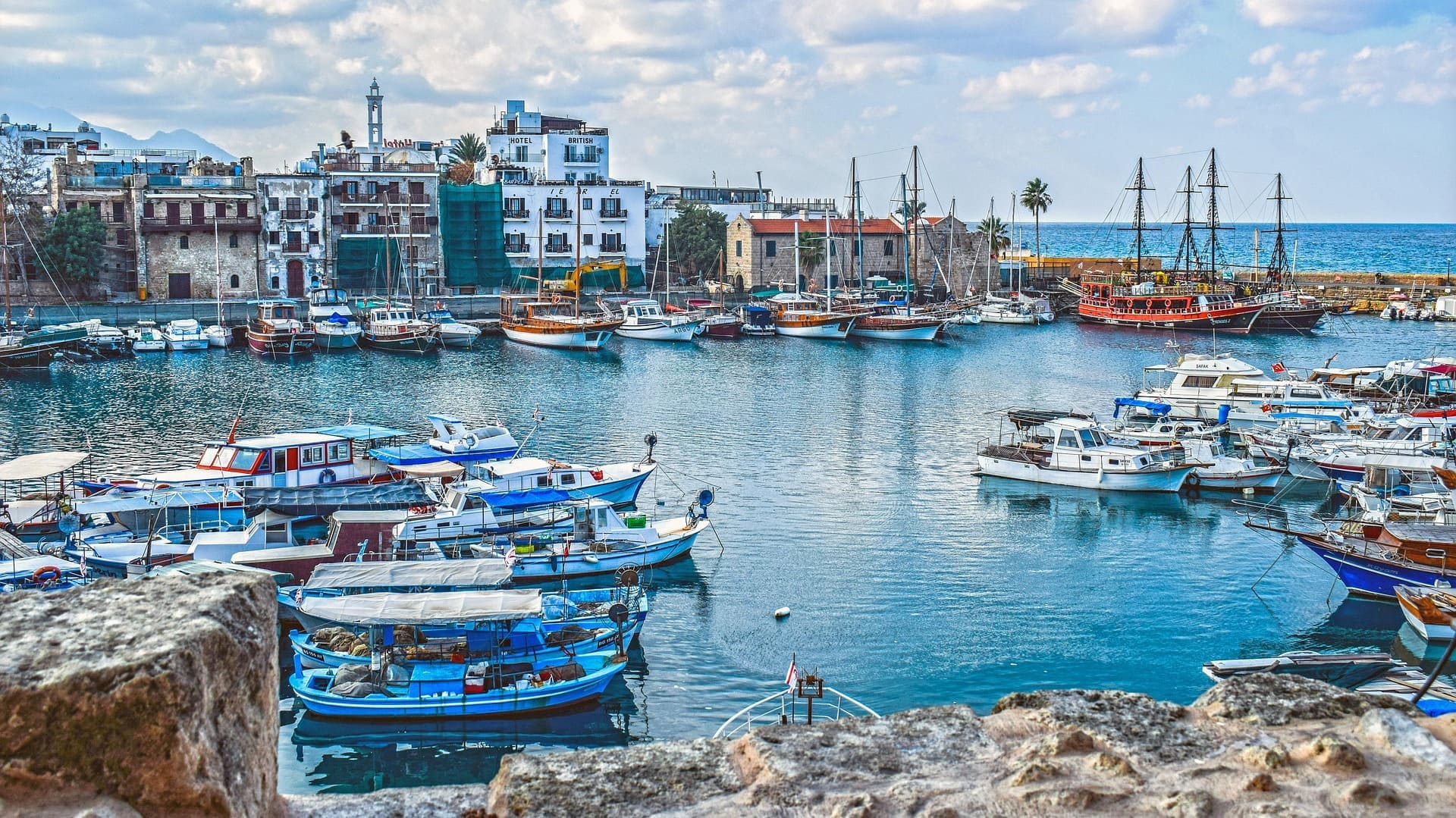 Ein mediterraner Hafen mit alten Häusern und Booten