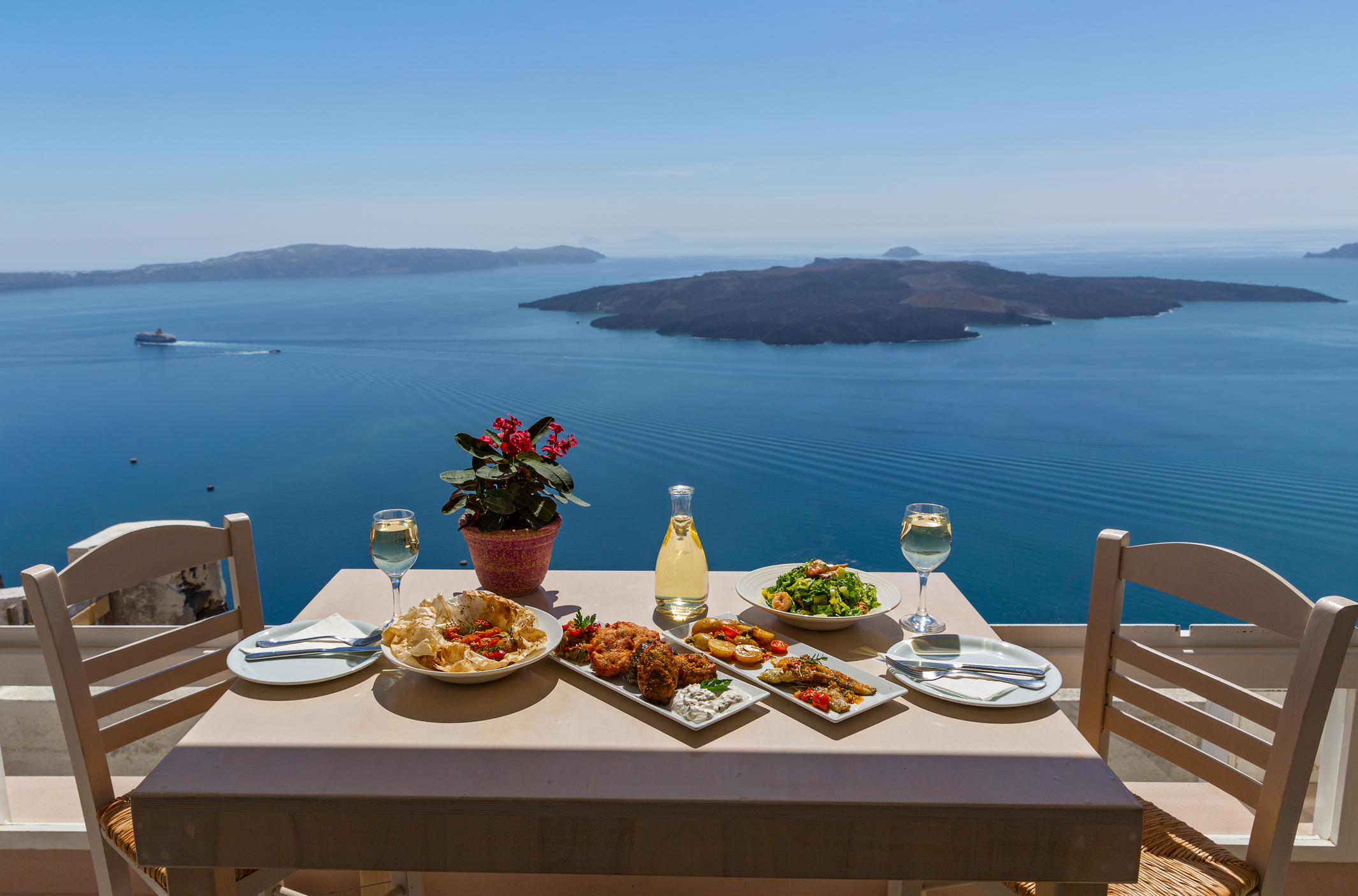 gedeckter Tisch am Meer