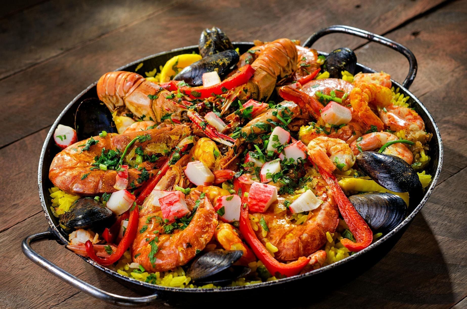 Typisch spanische Paella Pfanne mit Reis Meerestieren und Muscheln