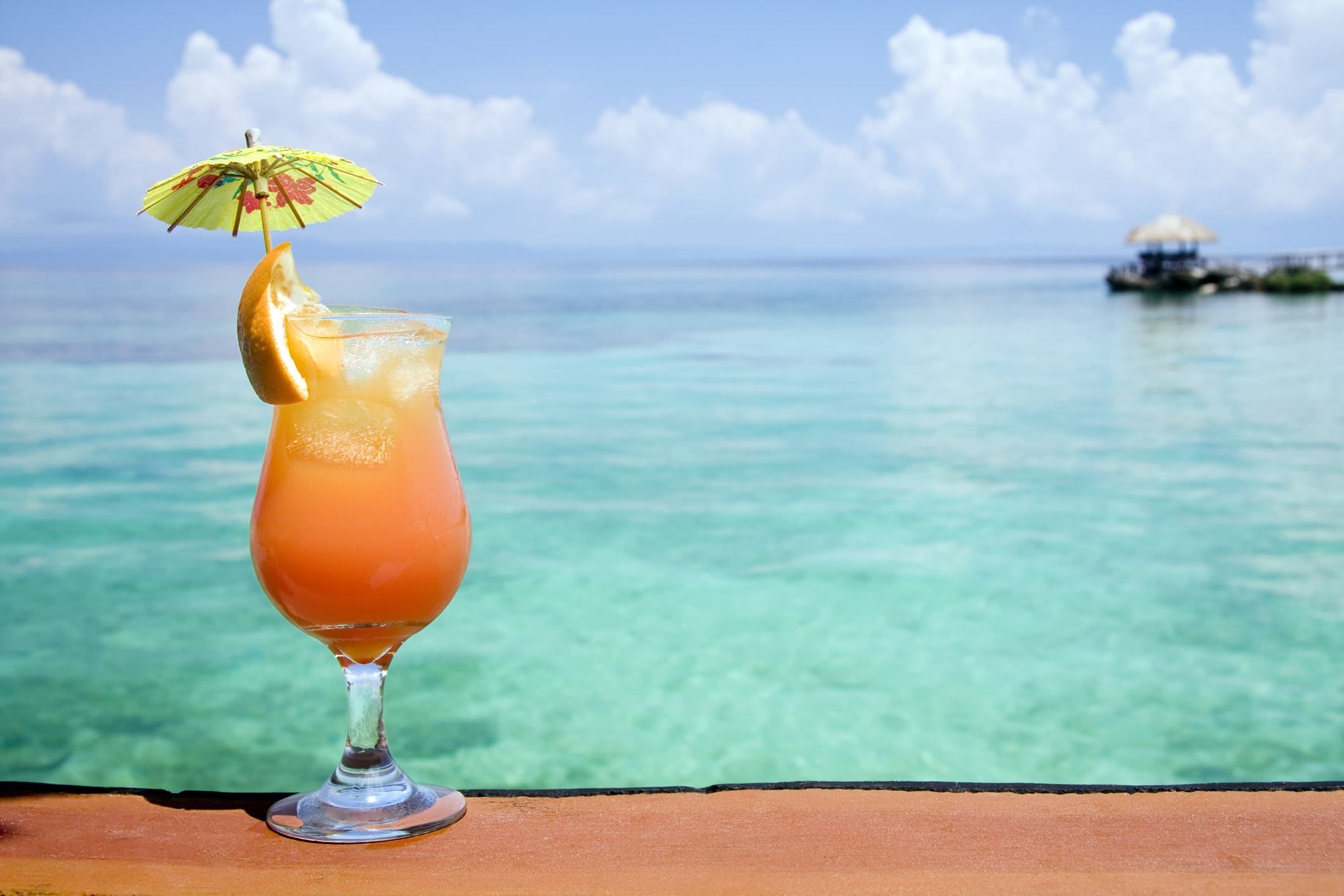 Cluburlaub Türkei Ein Cocktail m it Orangenstück steht am Poolrand