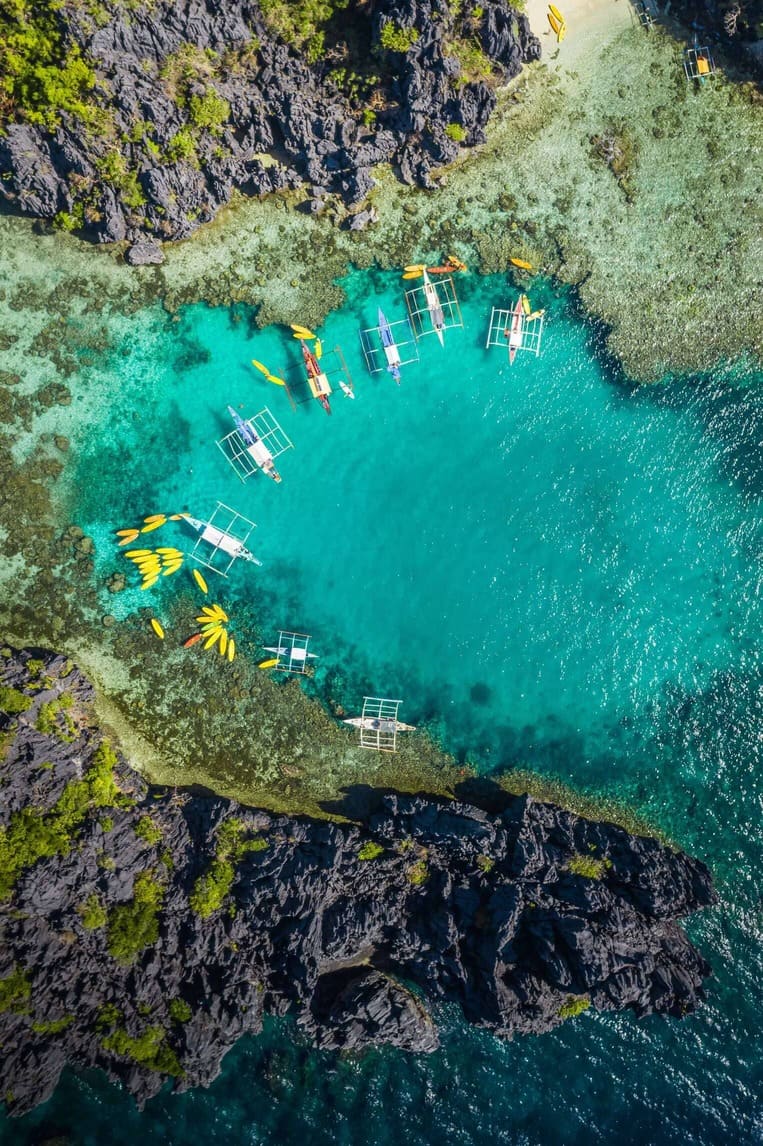 Ein menschenleerer Strand mit Sonnenliegen und Sonnenschirm