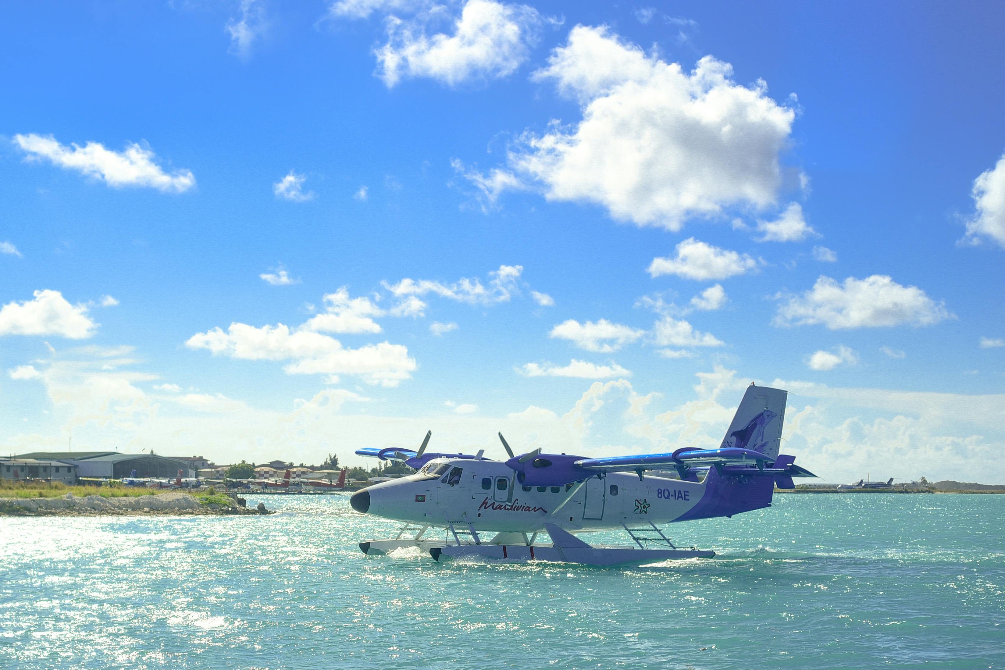 Urlaub im Januar Wasserflugzeug in der Nähe der Küste