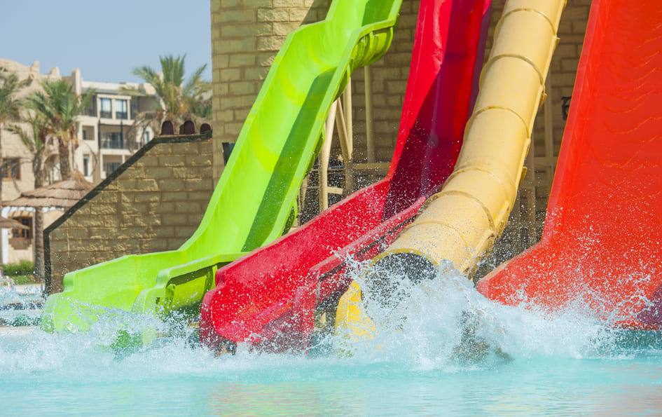 Hotels mit Wasserrutschen und Aquapark Vier bunte Wasserrutschen
