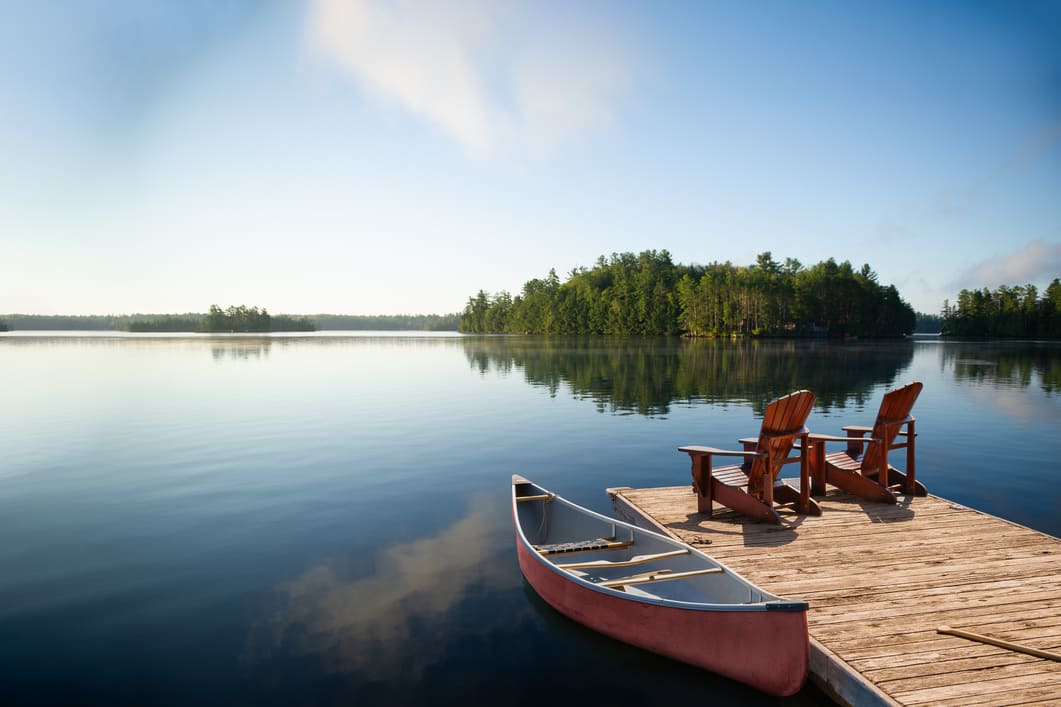 Spiegelgatter See mit Holzsteg und Ruderboot