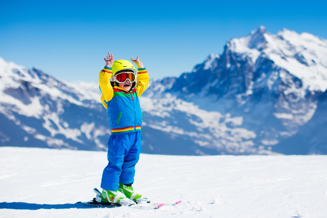 Skiurlaub Weißer Karibikstrand mit wenige Menschen und hochgewachsenen Palmen