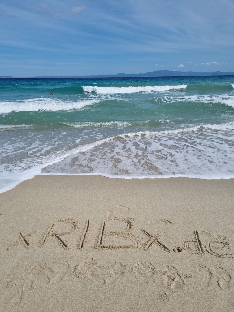 Urlaub in Kiel und Umgebung Kleine Wellen spülen an den feinsandigen Strand