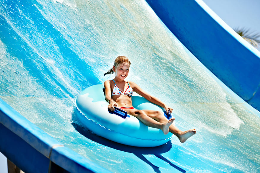 Top 5 Wasserparks in Ägypten Mädchen mit Schwimmring auf einer Wasserrutsche