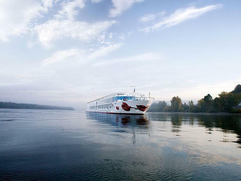 flusskreuzfahrt-donau-a-rosa Ein weißes Flusskreuzfahrtschiff der Reederei A-Rosa gleitet auf der Donau
