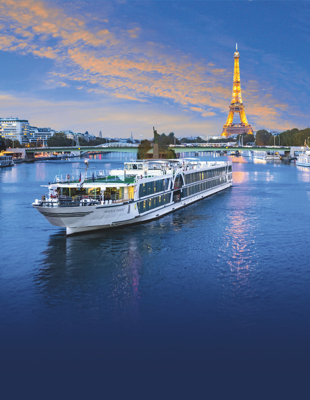 Ein Flusskreuzfahrtschiff der AMADEUS auf der Seine in Paris