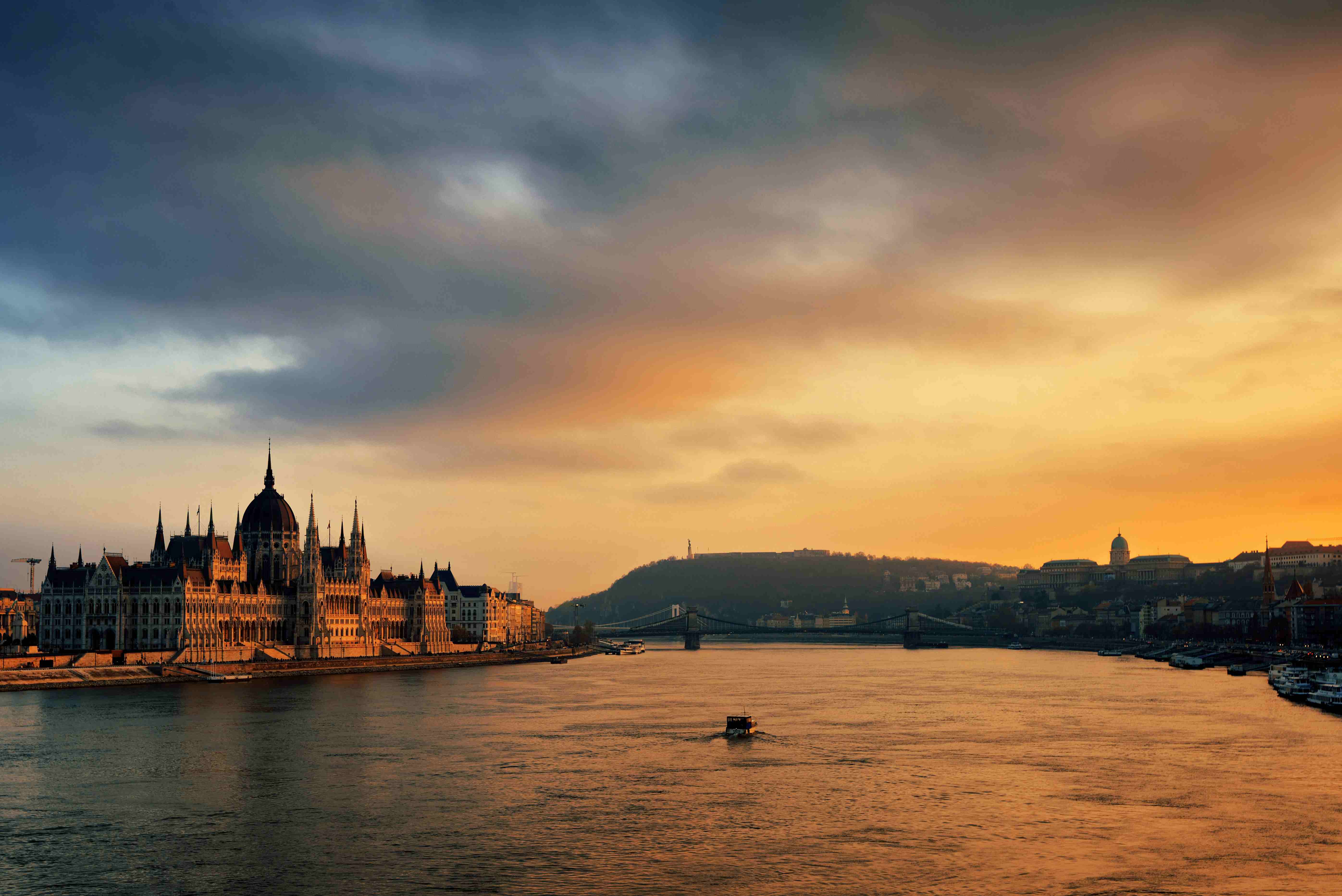 donau-flusskreuzfahrt Budapest an der Donau im gold-gelben Sonnenuntergang