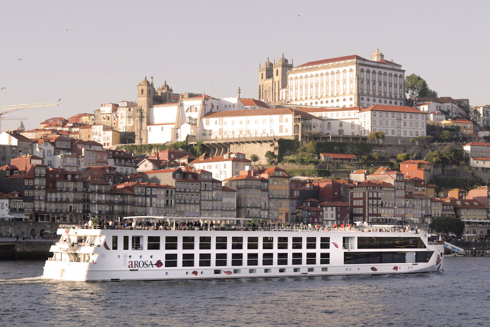 flusskreuzfahrten-europa-douro-a-rosa Ein Flusskreuzfahrtschiff der A-ROSA Reederei auf dem Douro in Porto