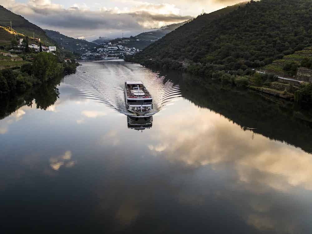 flusskreuzfahrten-europa-douro-gta Ein Flusskreuzfahrtschiff der Reederei GTA gleitet auf dem Douro durch Portugals Weinberge