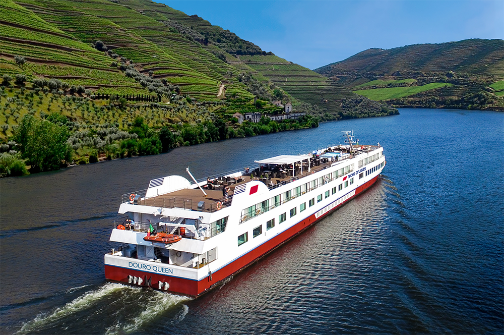 flusskreuzfahrten-europa-douro-nicko-cruises Ein weiß-rotes FLusskreuzfahrtschiff der Reederei nicko Cruises auf dem Douro durch Portugals Weinberge