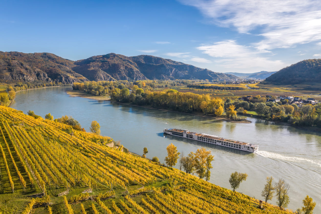 flusskreuzfahrt-herbst Ein Flusskreuzfahrt gleitet durch eine herbstliche Weinregion