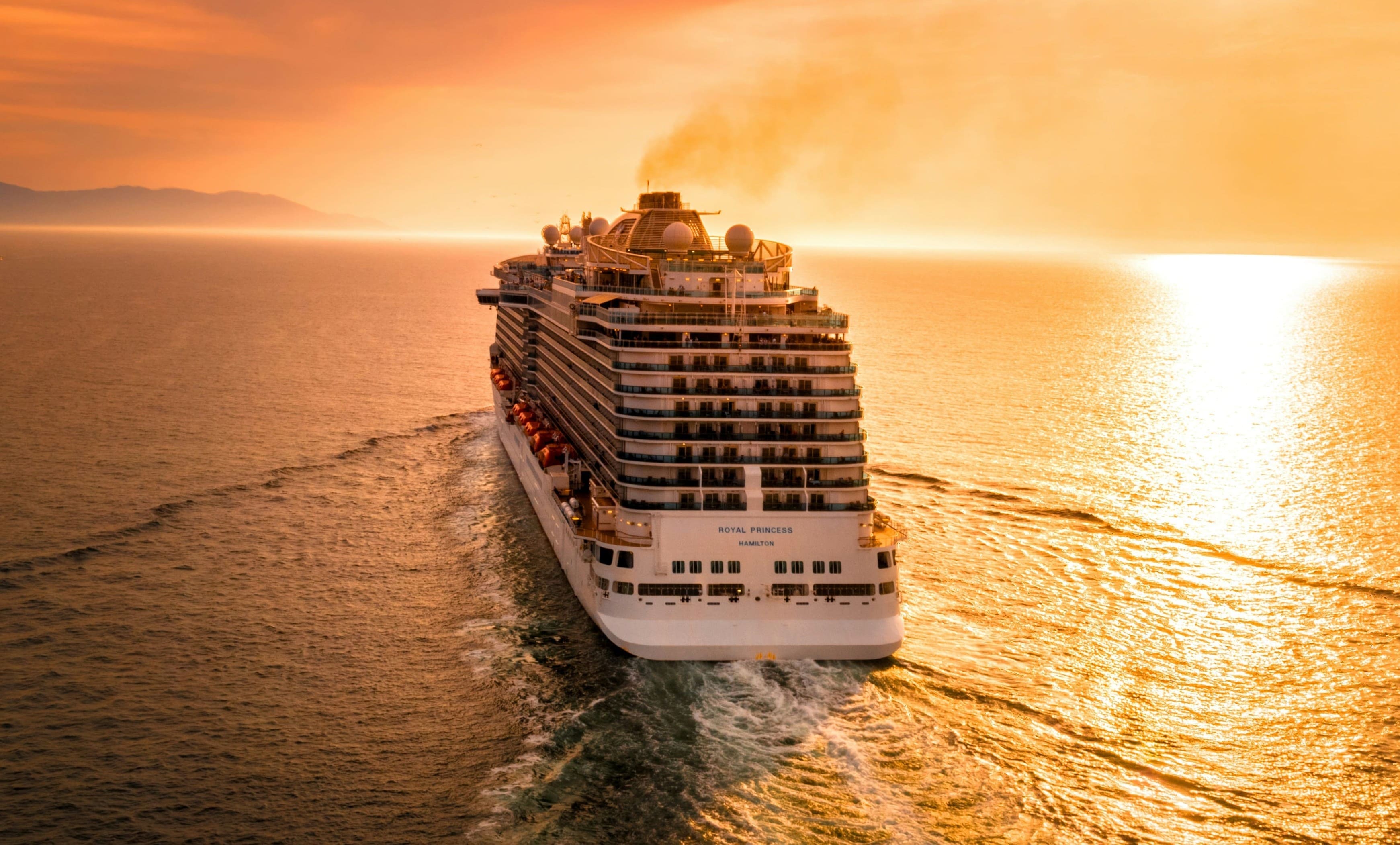 Mittelmeer Kreuzfahrten Kreuzfahrtschiff im Abendlicht