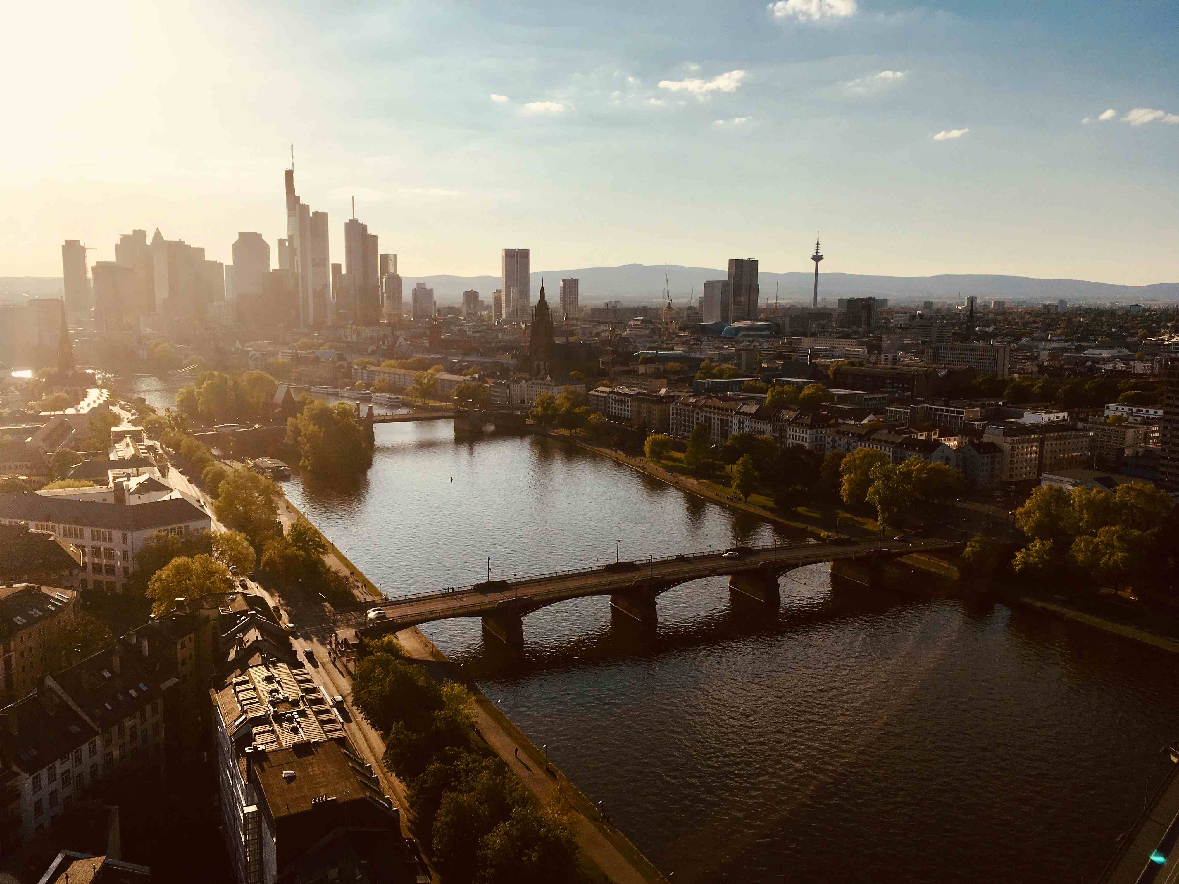 main-flusskreuzfahrt Frankfurt am Main mit Skyline und Brücken