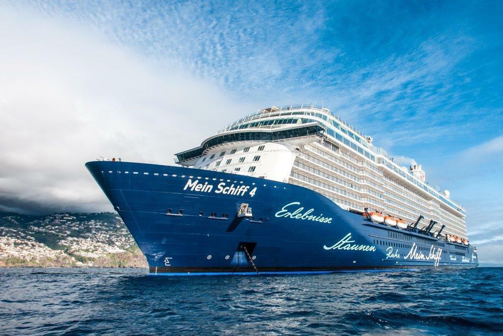kreuzfahrtrouten-mittelmeer-tui-cruises-westliches-mittelmeer Ein Kreuzfahrtschiff der Reederei TUI Cruises auf dem Meer