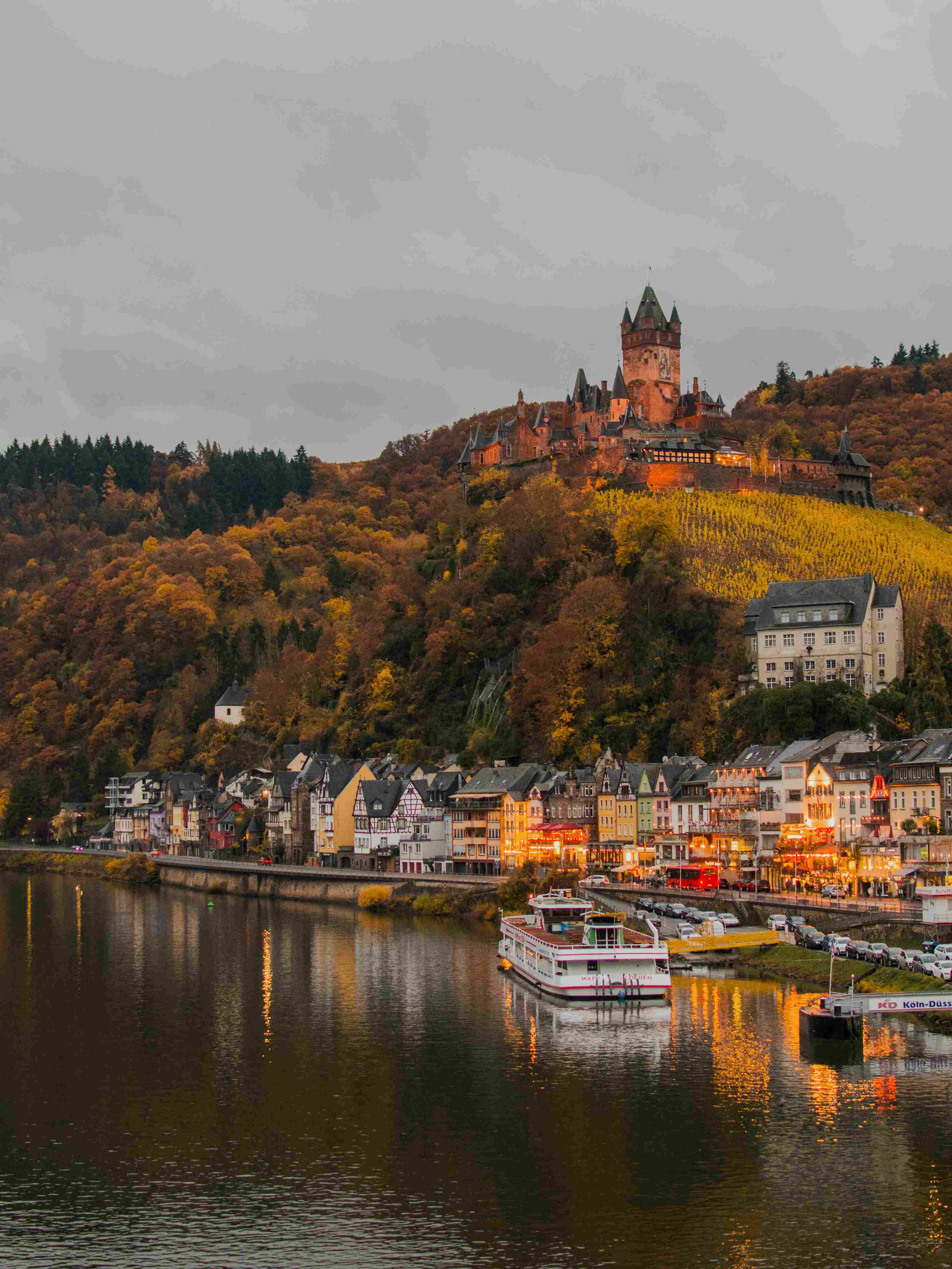 mosel-flusskreuzfahrt Eine herbstliche Landschaft mit Burgen und hübschen bunten Häusern am Ufer der Mosel