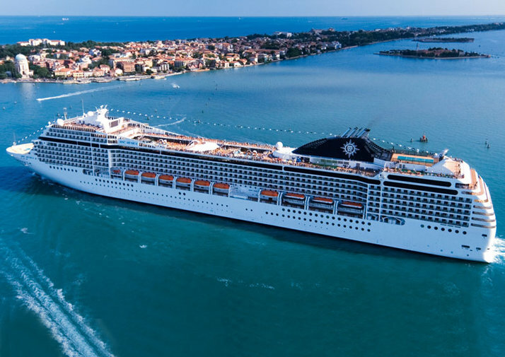 kreuzfahrtrouten-mittelmeer-msc-westliches-mittelmeer Ein Kreuzfahrtschiff der Reederei MSC Cruises auf dem Meer