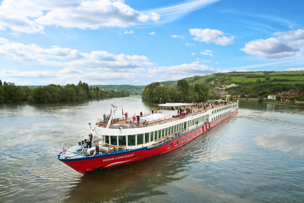 flusskreuzfahrten-europa-nicko-seine Ein rot-weißes Flusskreuzfahrtschiff der Reederei nicko Cruises auf der Seine