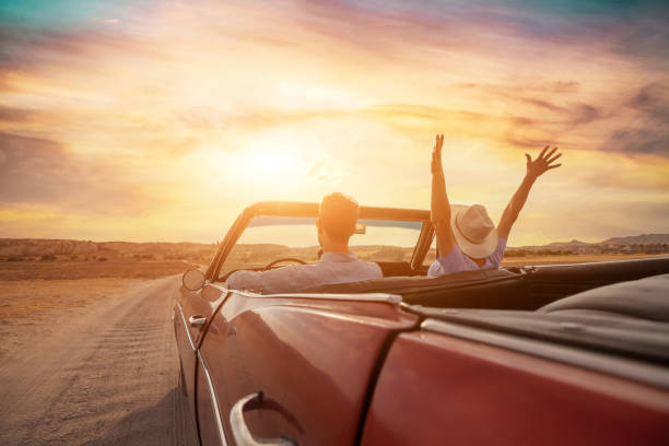 Pärchen im Auto mit Sonnenuntergang Pärchen im Auto mit Sonnenuntergang