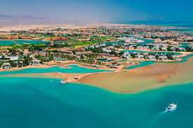 Urlaub in El Gouna Blick auf die Lagune von El Gouna mit Hotels Palmen und Strand