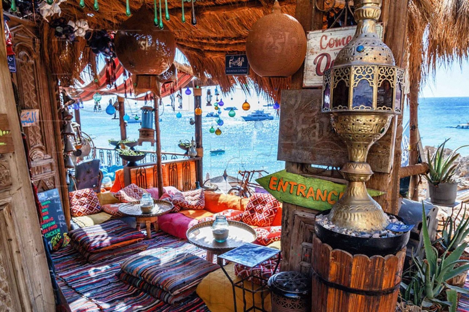 News 25 August 2025 Orientalische  Lodge in Sharm el Sheikh mit bunten Sitzkissen