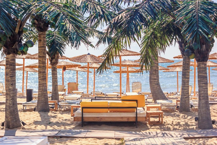 Sonnenschirme und Strandliegen am Meer