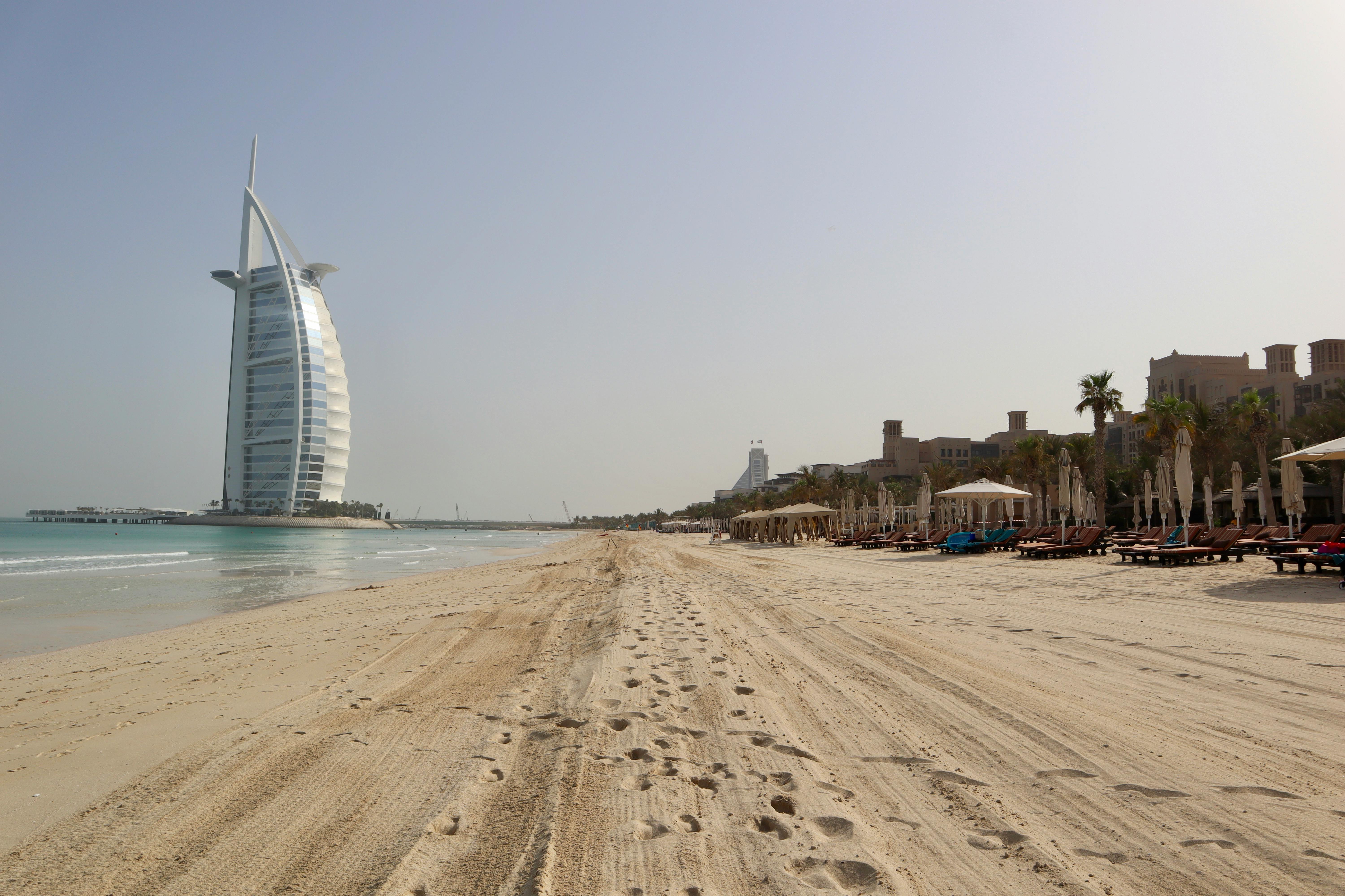 Burj al Arab mit Strand Strandliegen und Sonnenschirmen
