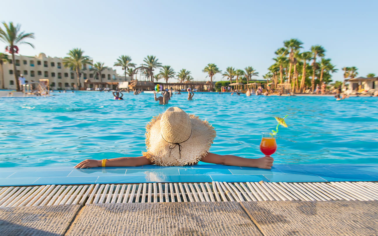 frau-im-pool-mit-cocktail