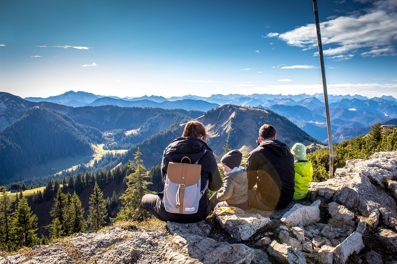Österreich Urlaub Berge in grüner Landschaft