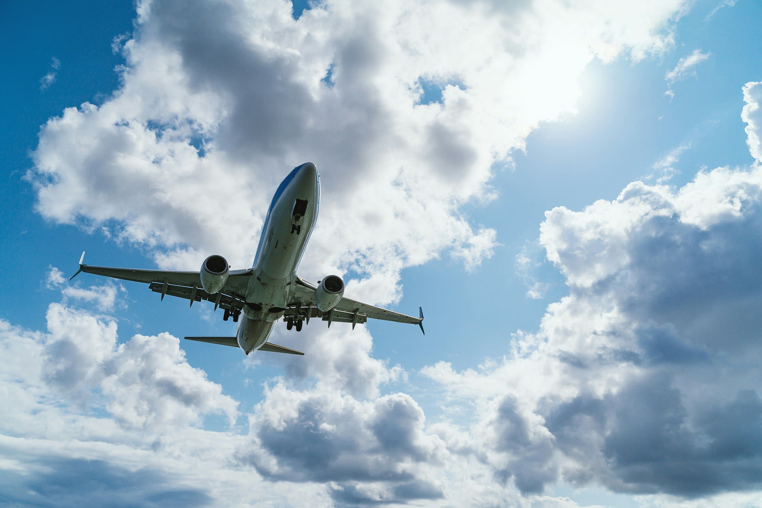 Ein Flugzeug von unten beim Start