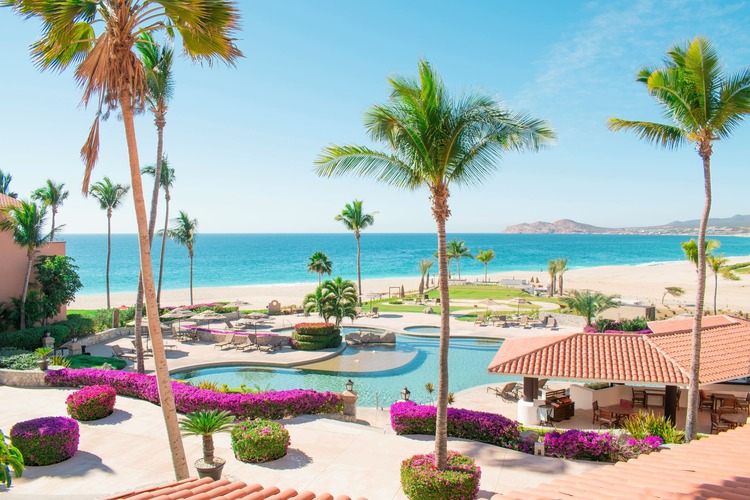 Luxusurlaub Luxus Hotelanlage mit Pool, Liegestühlen und Palmen direkt am Strand