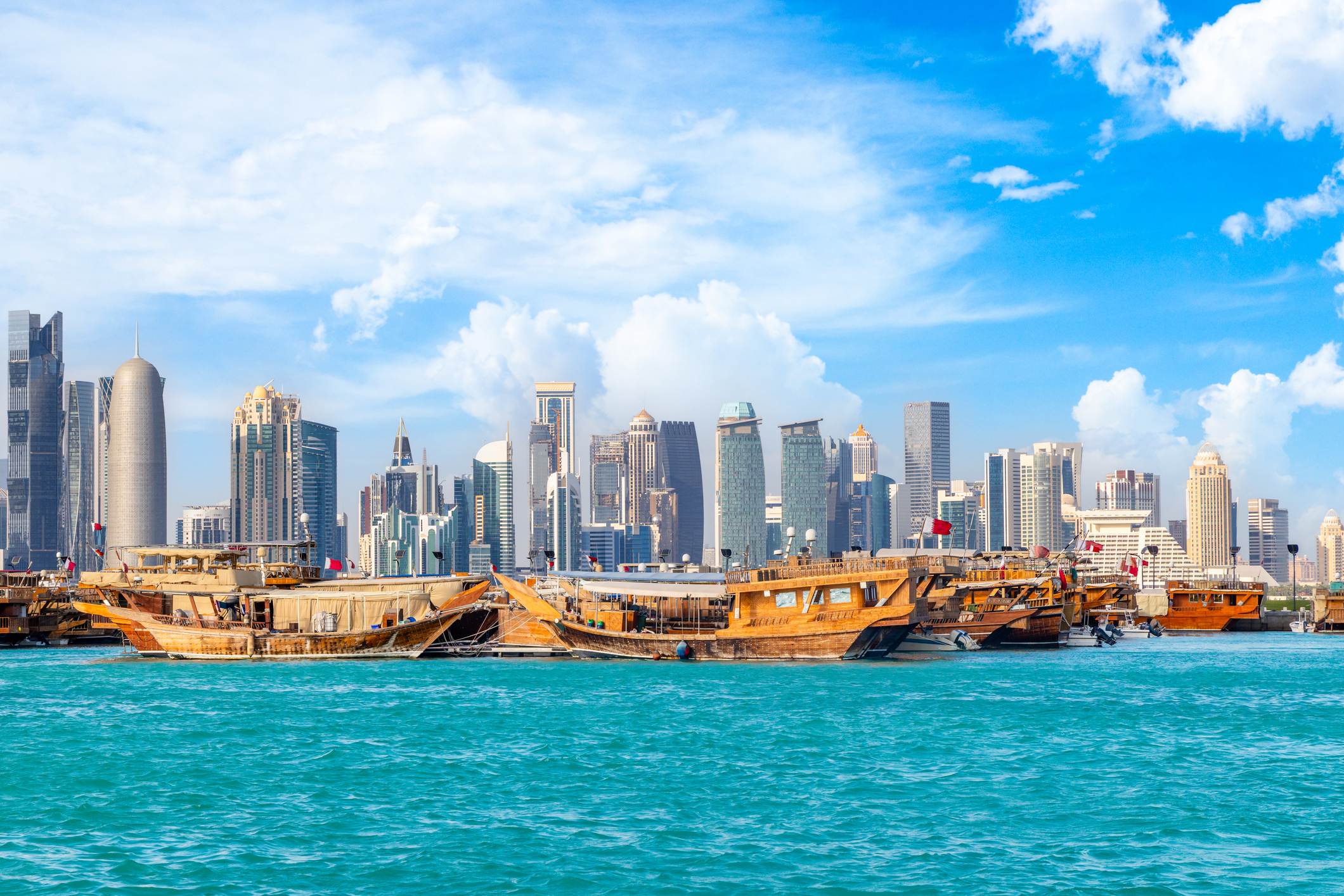 Traditionelle arabische Dhau Fischerboote vor Wolkenkrazer Skyline in Doha