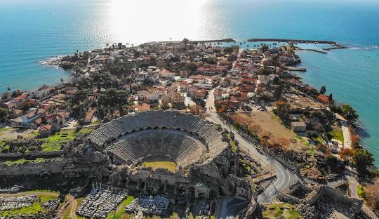 Eine Luftaufnahme einer Bucht mit historischem Gebäude