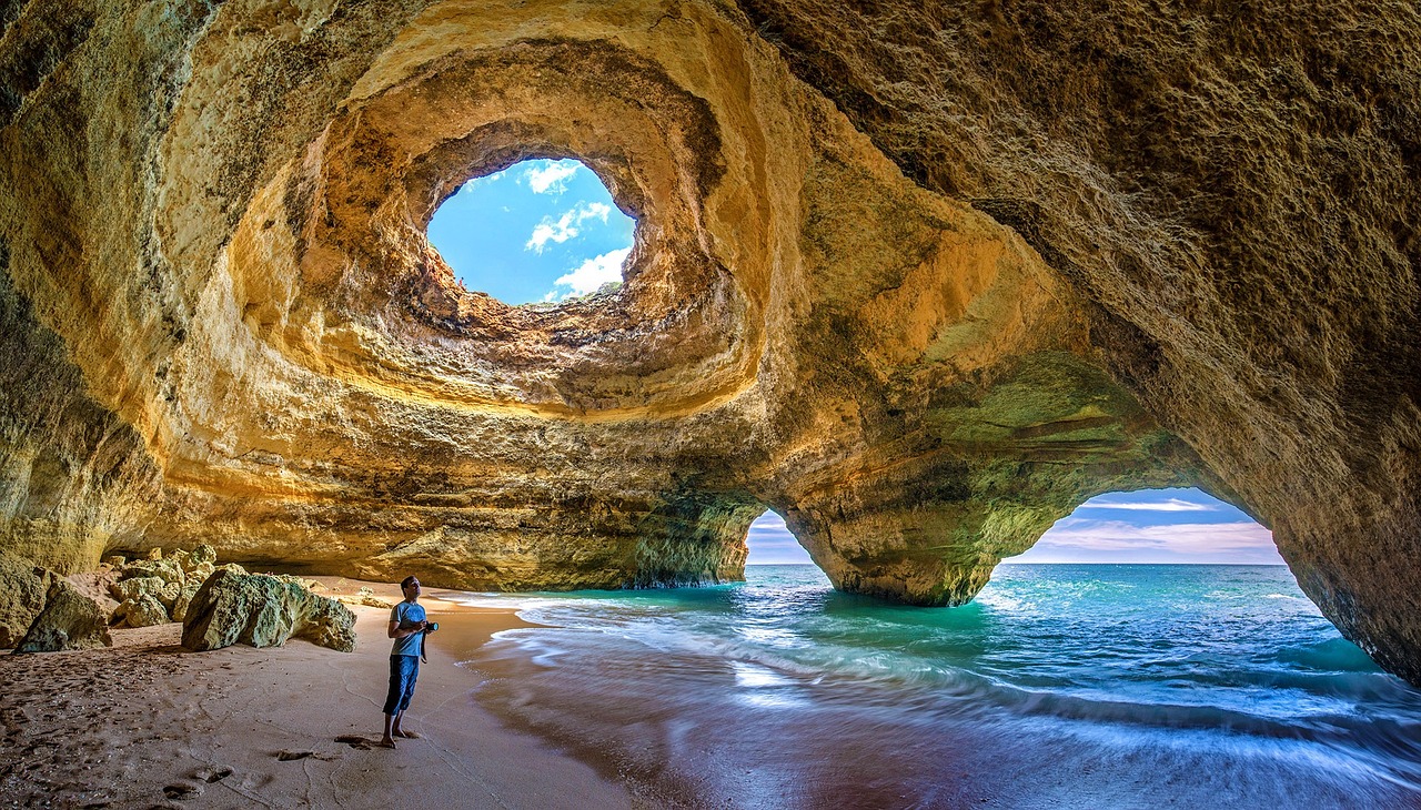 Felsformation an der Algarve mit kleinem Strand und Meer