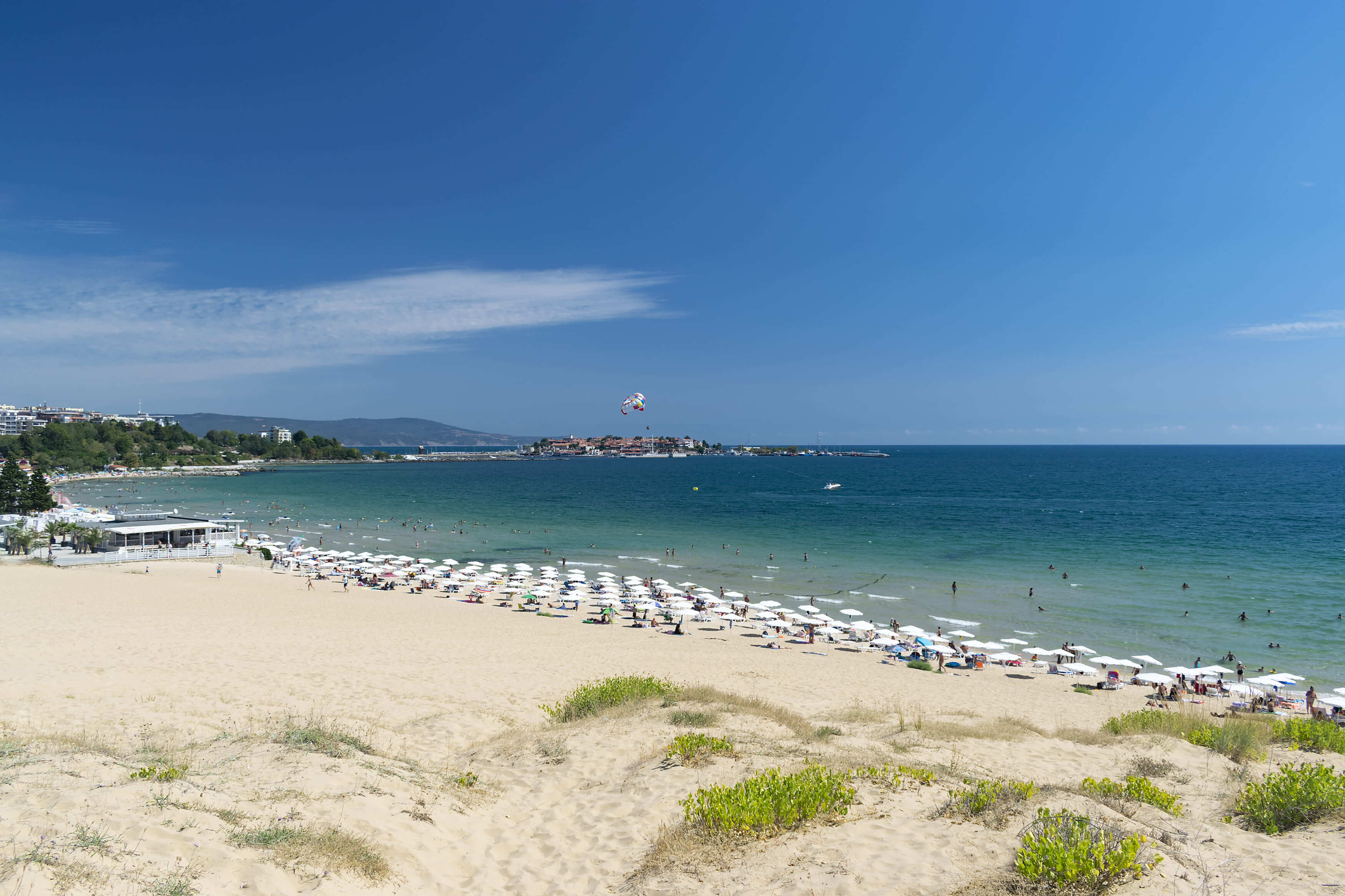 Last Minute Urlaub Bulgarien Sandstrand rand mit Hotels Sonnenschirmen und Meer