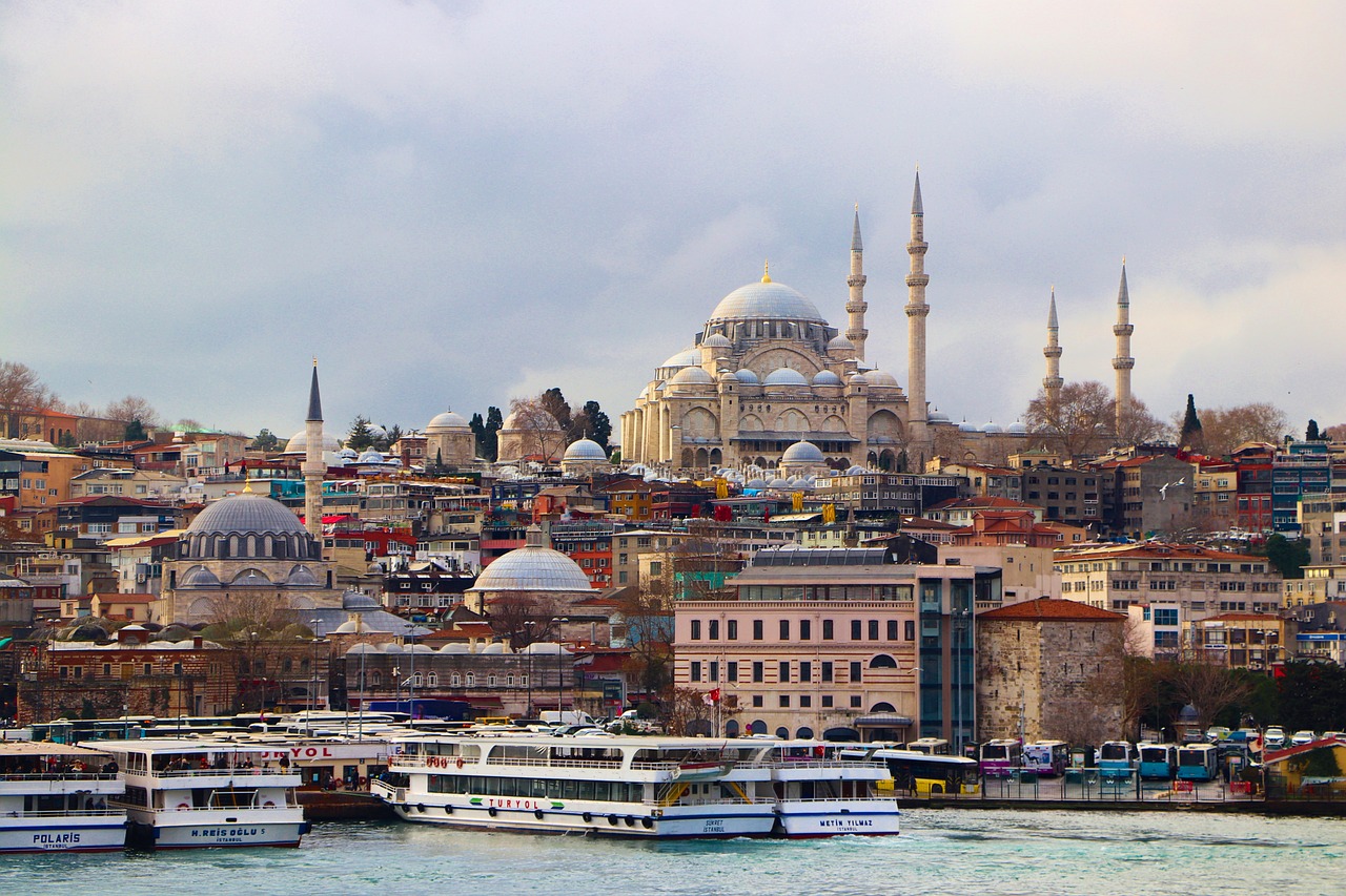 Istanbul Bosporus mit Booten und Gebäude  im Hintergrund