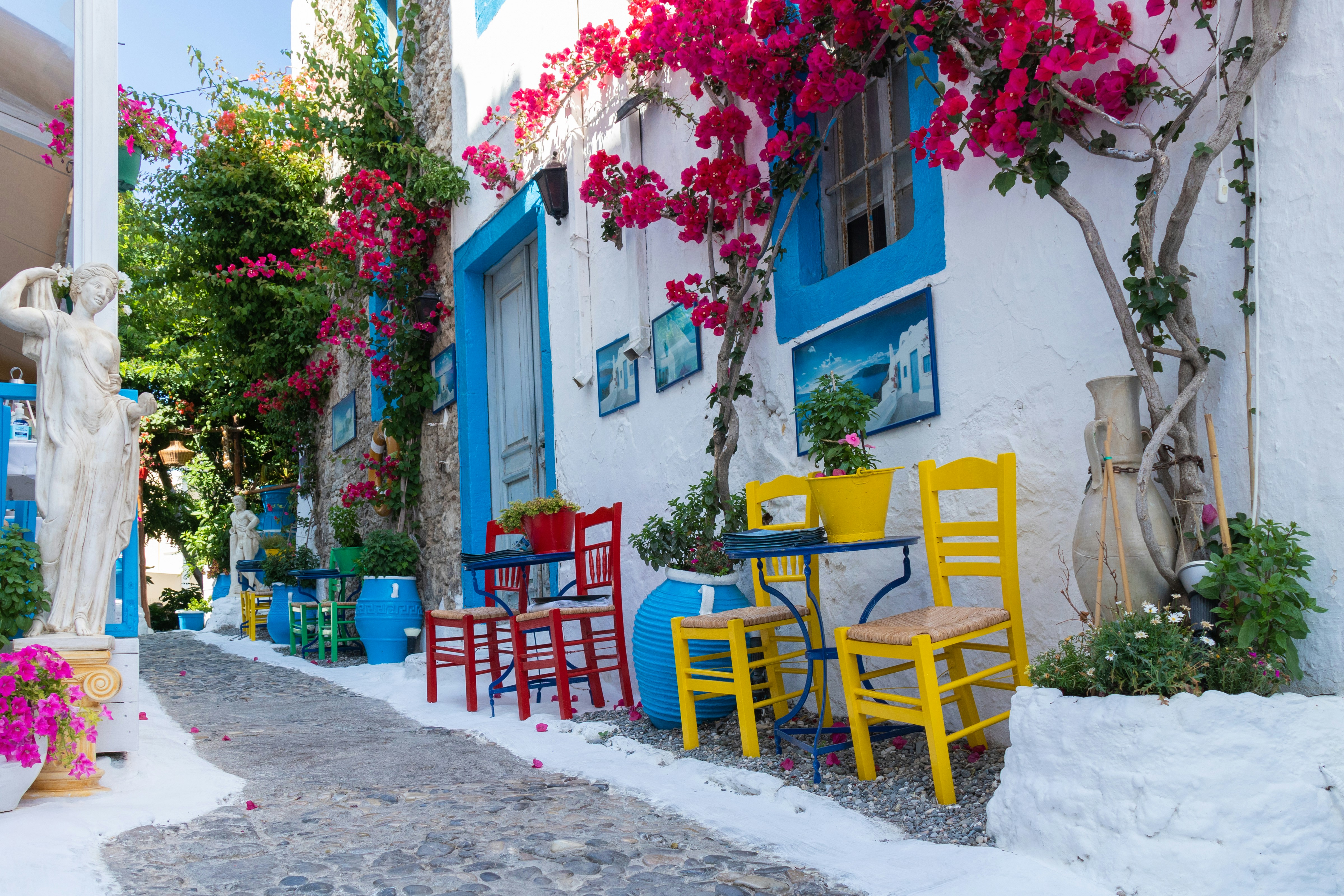 Griechische Altstadt mit typischen weißen Gebäuden und Blumen