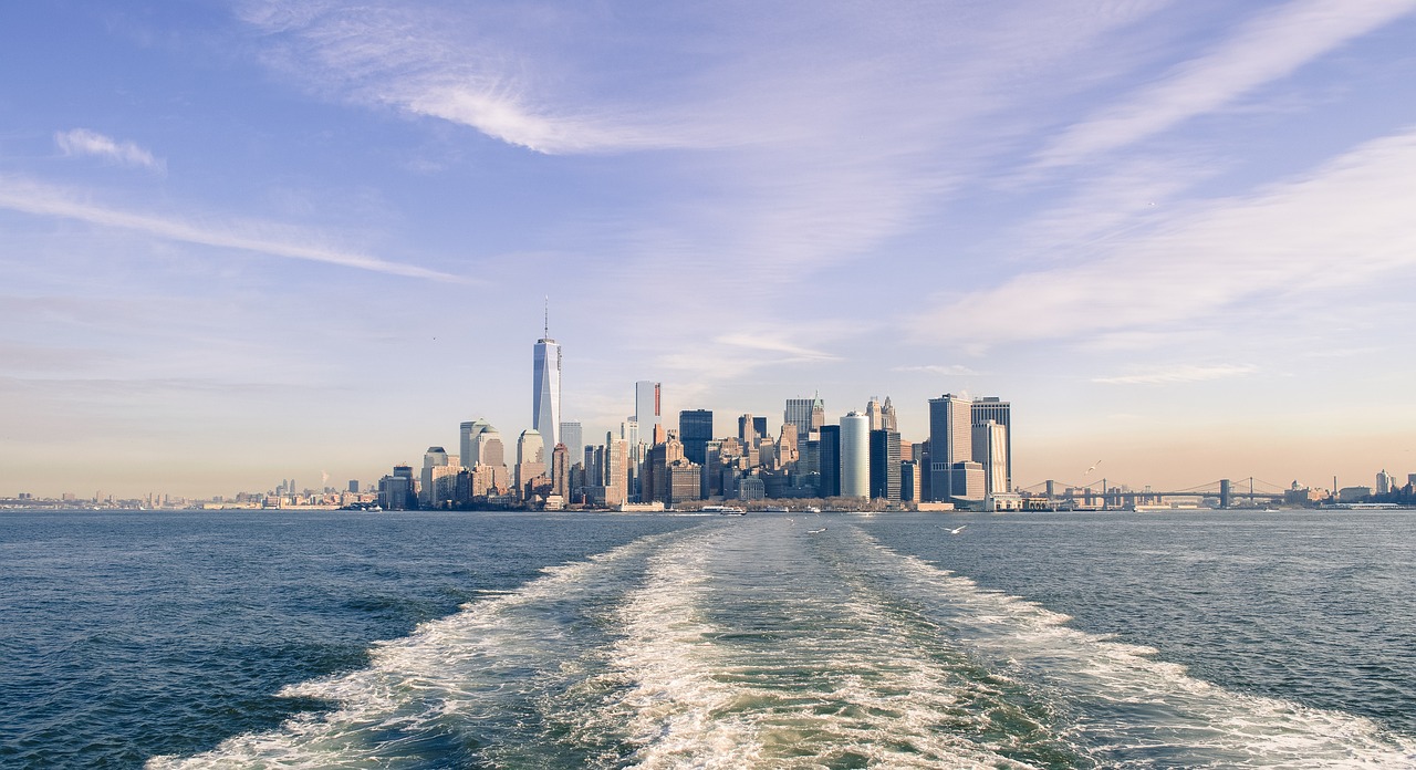 Städtereisen Skyline von New York mit Hochhäusern und Wolkenkratzern