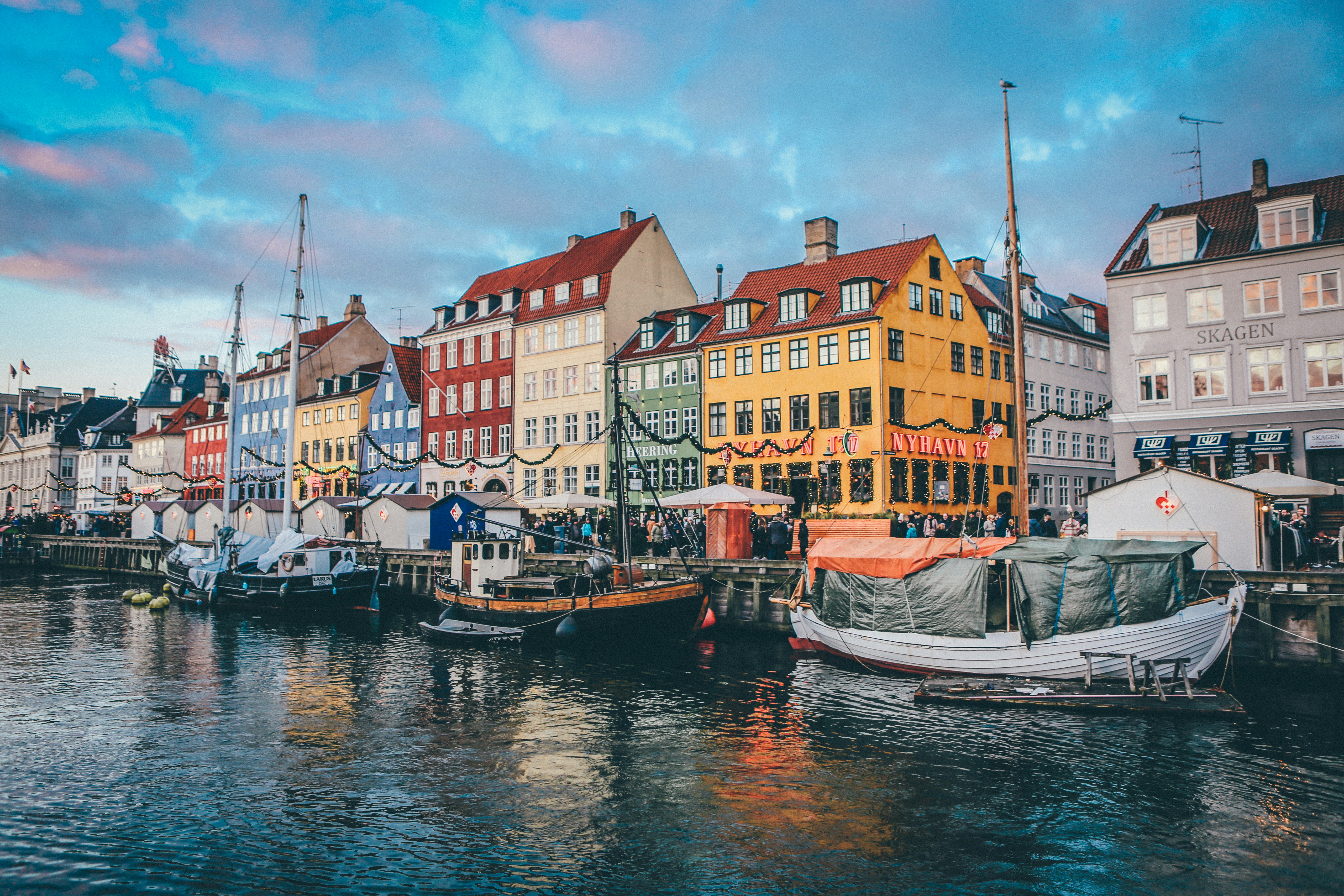Altstadt mit Hafen und kleinen alten Segelbooten