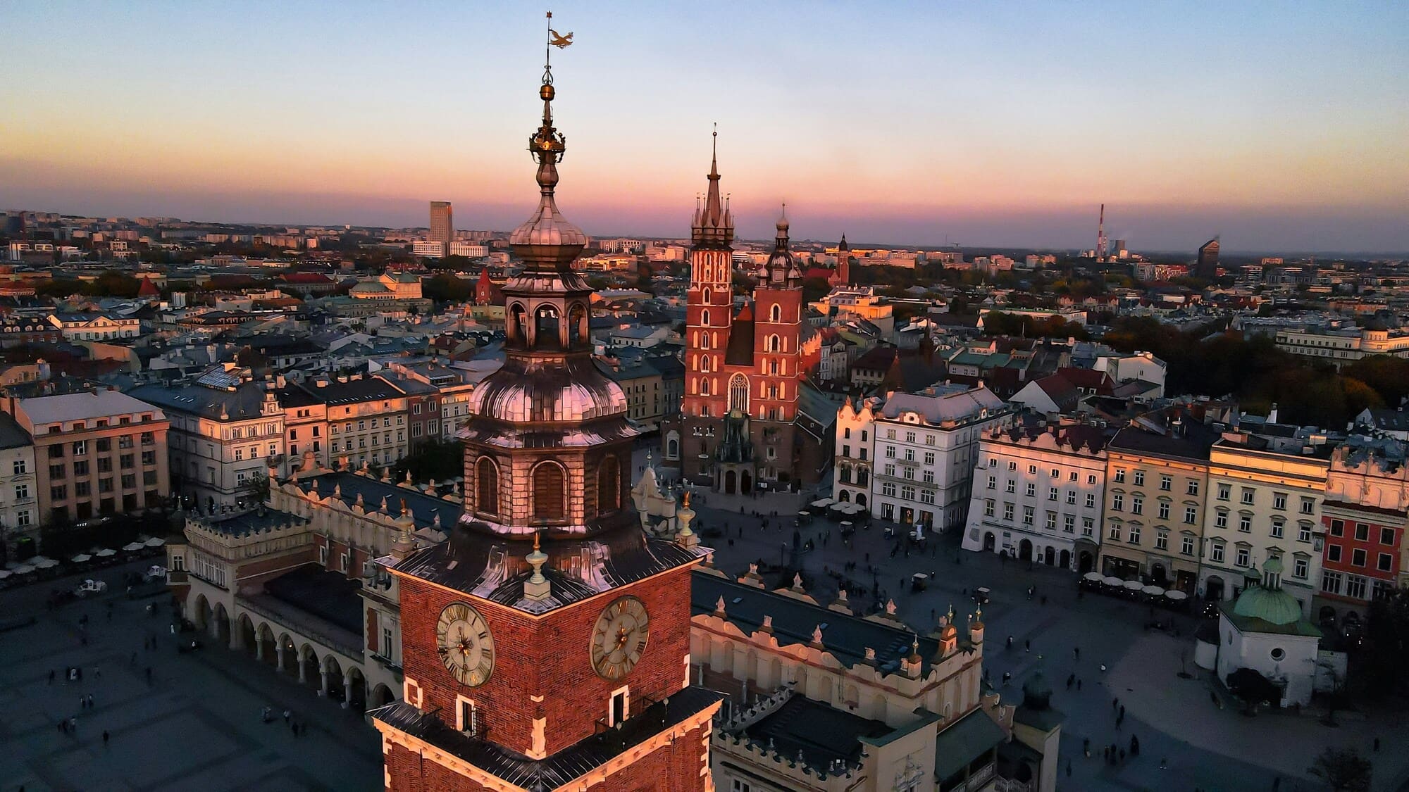Top 10 günstige Reiseziele: Polen Historische Gebäude und Kirchen im Abendlicht