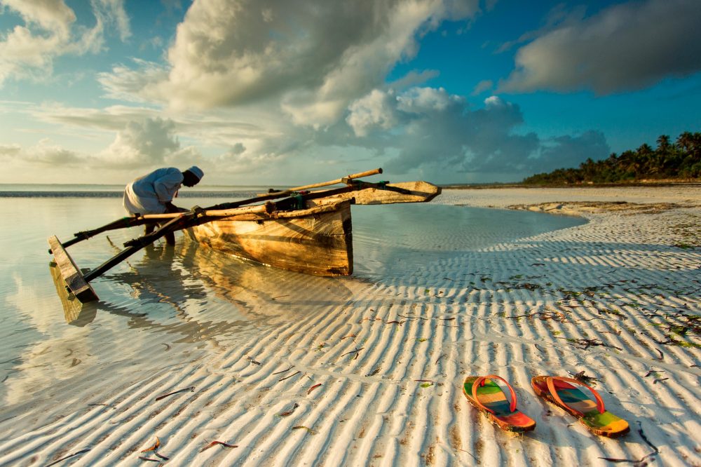 Urlaub in Tansania Sansibar Typische Fischerboote am feinsandigen Strand im Abendlicht