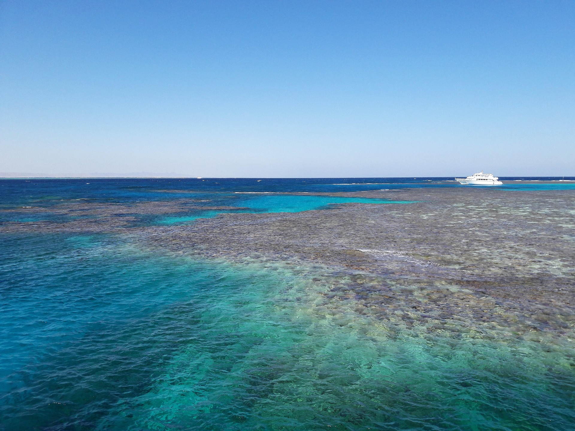 Blaues Meer mit Korallenriff