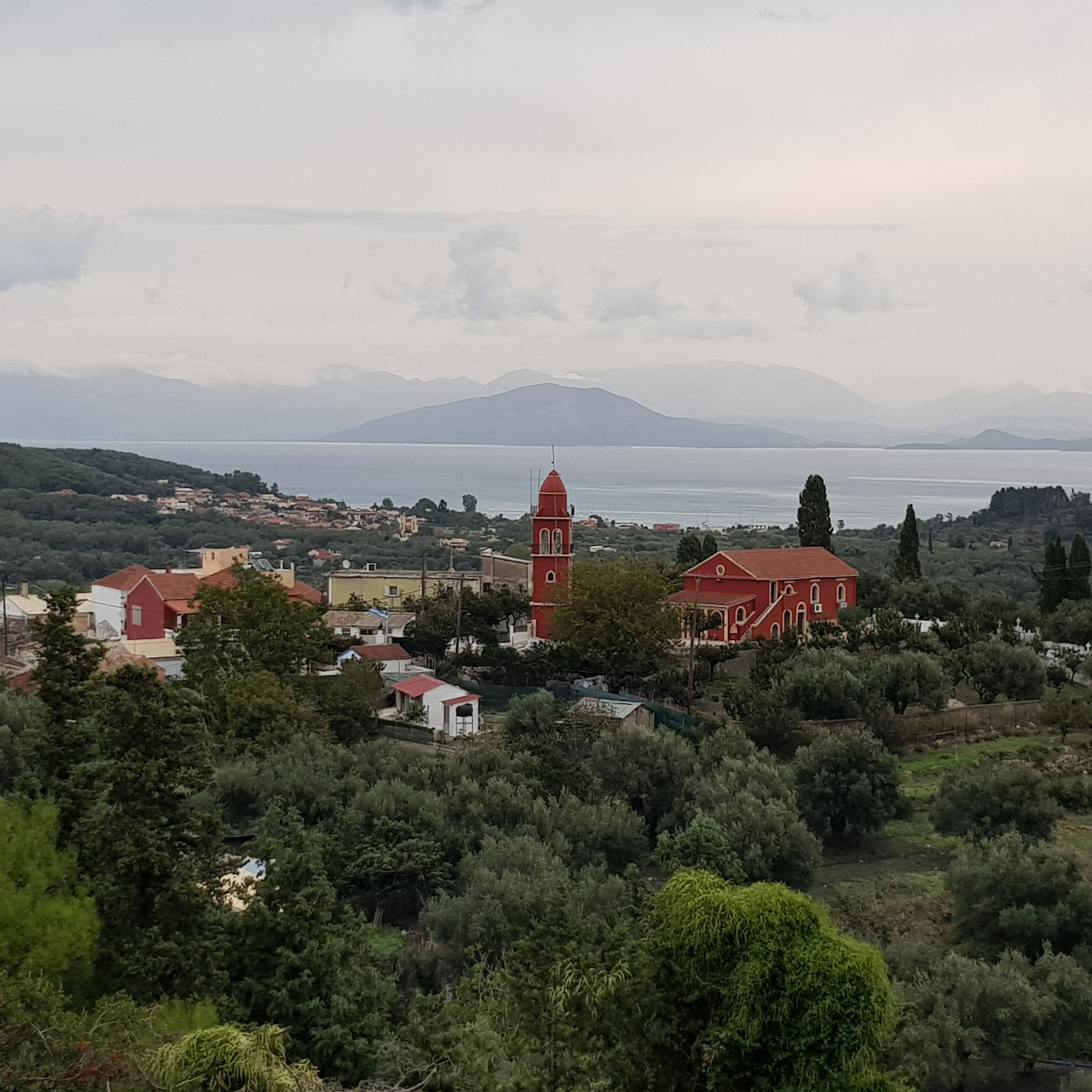 Das griechische Bergdorf Mitten in den Olivenhainen das typische Bergdorf