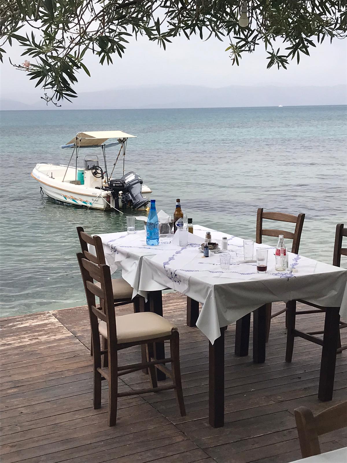 griechische Taverne direkt am Meer kleines landestypische griechisches Restaurant direkt am Meer