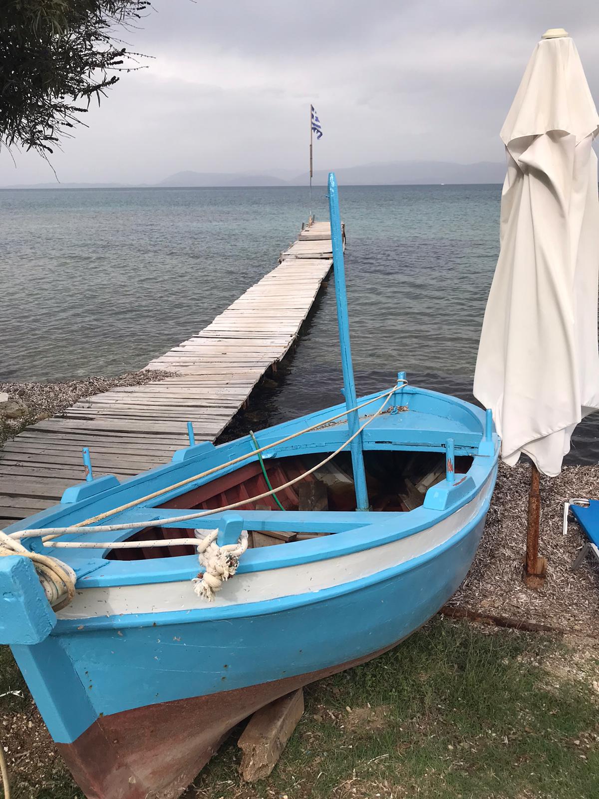 griechisches Fischerboot am Meer kleines landestypische Fischerboot das noch benutzt wird
