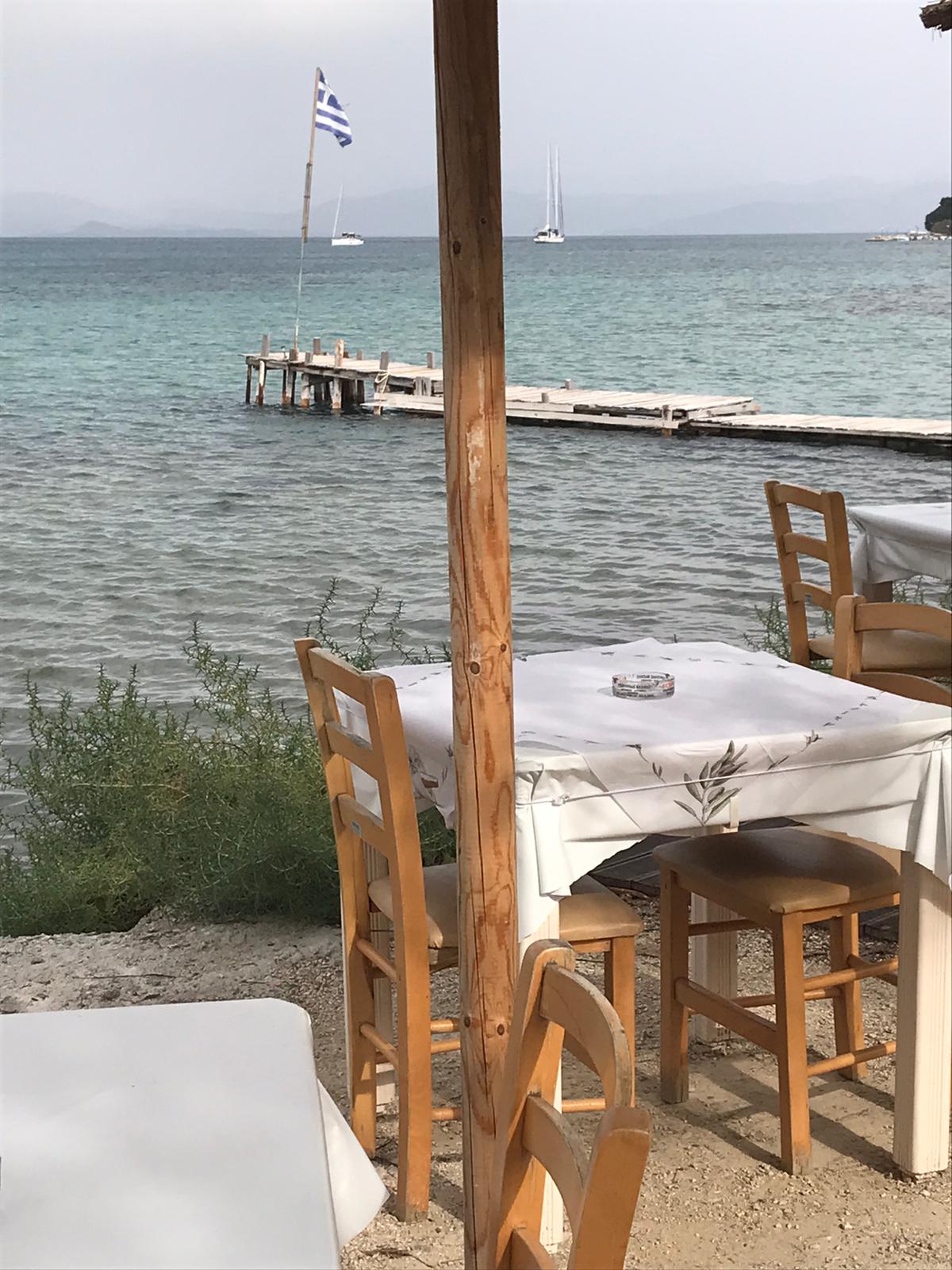kleine Taverne direkt am Meer Die landestypische einfache Taverne direkt am Meer - ein Genuss pur